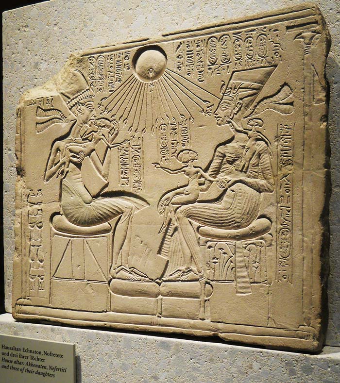 Depiction of Akhenaton and Nefertiti with their daughters