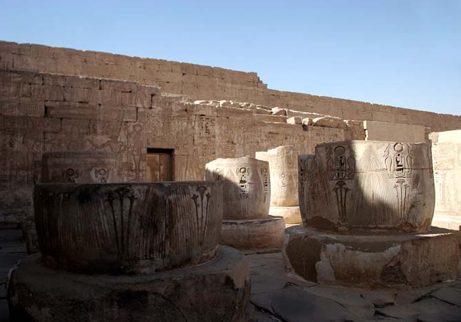 Pillar bases in the hypostyle hall